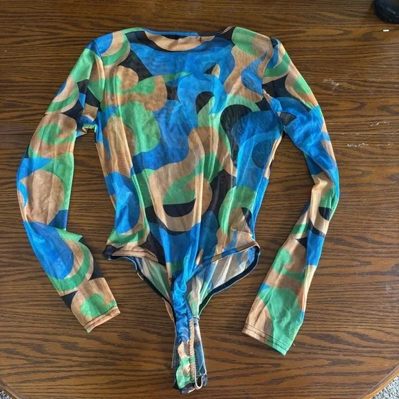 NWOT Pretty Little Thing Mesh Colorful Abstract Long Sleeve Bodysuit Size 8 - Picture 6 of 6